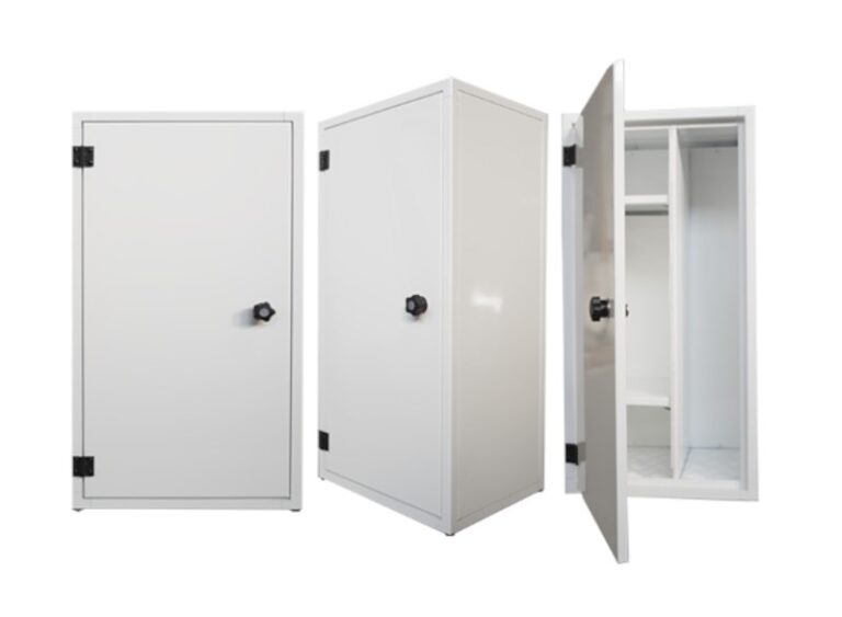 armadio in alluminio bianco per interni ed esterni visto da aperto, chiuso e di sbieco
