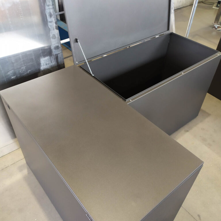 Panca contenitore in alluminio grigio scuro a forma di L con anta a ribalta aperta vista di lato