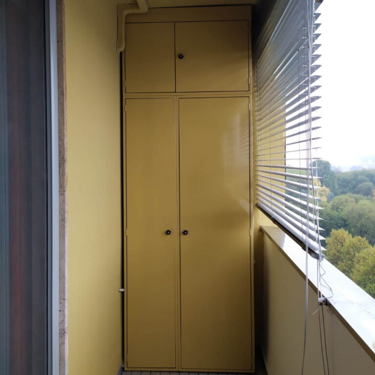 Armadio in alluminio color senape su misura stretto e alto con quattro ante chiuse posizionato su balcone