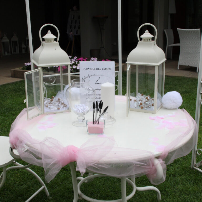 Tavolino in alluminio con lanterne decorative in alluminio per decorazione cerimonia matrimoniale