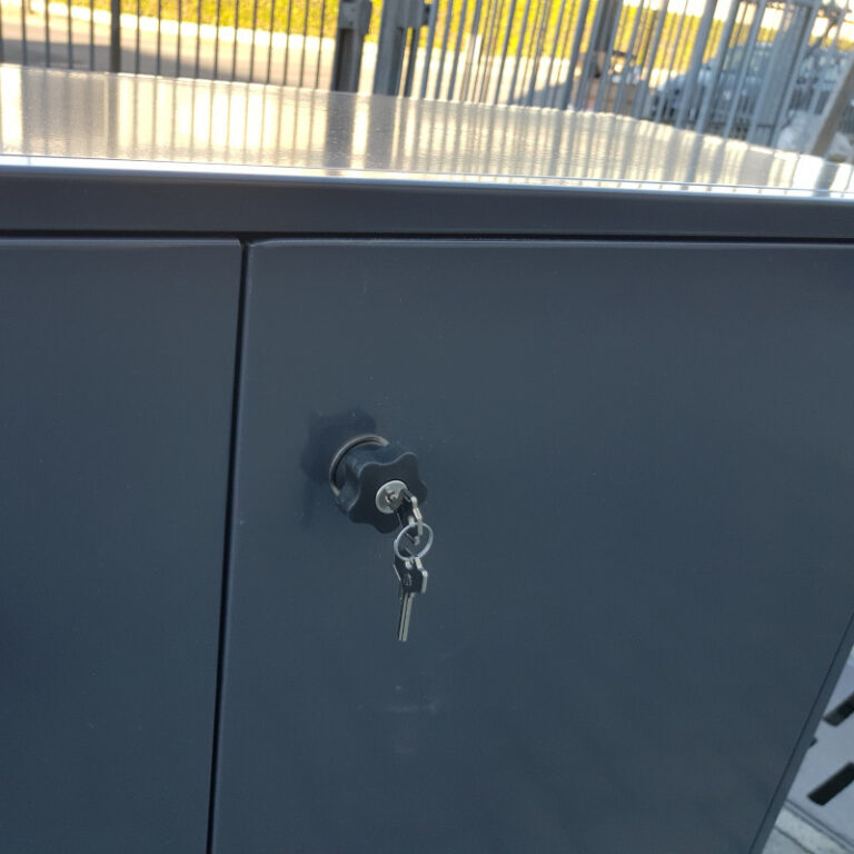 Dettaglio serratura con chiave su mobili in alluminio su misura Florall